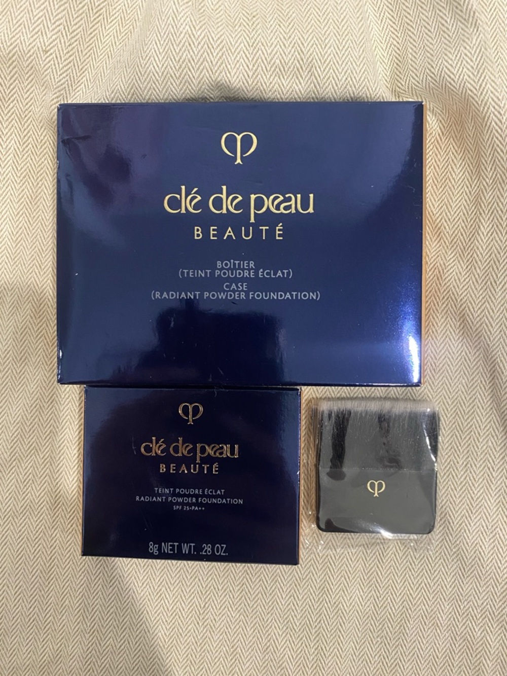 clé de peau Beauté Radiant Powder Foundation Compact - Navy Blue & Gold